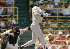 Bill Buckner, impacta la pelota durante un juego de Grandes Ligas