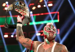 Rey Mysterio sostiene el campeonato de los Estados Unidos