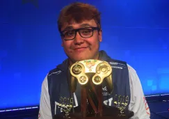 MkLeo presume su trofeo de MomoCon 2019