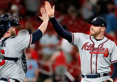 Freddie Freeman y Brian McCann festejan durante un partido