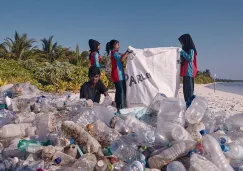 Personas realizan labores de reciclaje en las playas