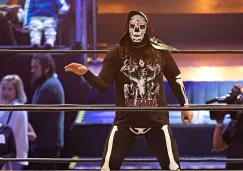 La Parka hace su entrada al ring