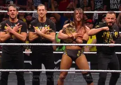 Adam Cole festeja con sus compañeros de The Undisputed Era