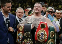 Andy Ruiz posa con los cinturones que ganó