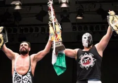 Dr. Wagner Jr. y su hijo sostienen campeonatos y trofeos