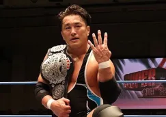 Atsushi Aoki posa con el campeonato de AJPW