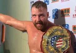 Jon Moxley presume el campeonato IWGP