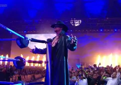 The Undertaker hace su entrada al ring