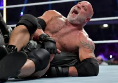 Bill Goldberg le aplica una llave a Undertaker