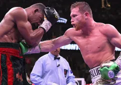 Canelo Álvarez durante un combate contra Daniel Jacobs