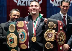 Andy Ruiz posa con los cinturones de Campeón Mundial 