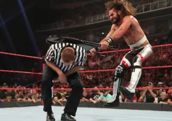 Seth Rollins golpea a Sami Zayn con una silla