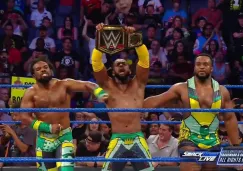 Kofi Kingston y The New Day festejan en el centro del ring