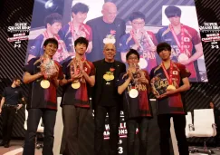 La escuadra japonesa posa con Doug Bowser tras ganar el título en la E3