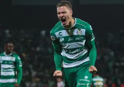 Julio Furch celebra una anotación con Santos Laguna 