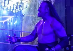 Undertaker festeja después de derrotar a Goldberg