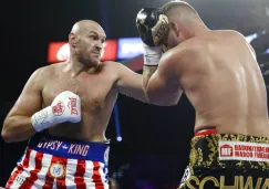 Fury propina golpe a Schwarz durante el combate 