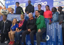 Los ganadores posan tras su triunfo en los 21K