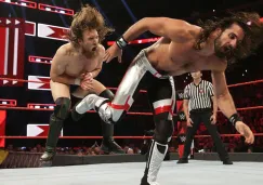 Seth Rollins le da una patada a Daniel Bryan