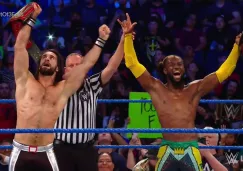 Seth Rollins y Kofi Kingston celebran en el ring