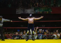 Blue Demon Jr. festeja en el ring el triunfo sobre Dr. Wagner Jr.