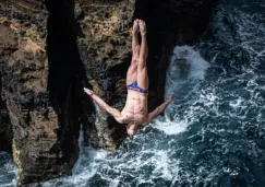 Paredes ejecuta un clavado en Sao Miguel Azores, Portugal