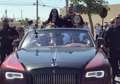 Andy Ruiz, arriba de un carro en su desfile en Imperial, California