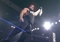 Brian Cage festeja levantando el campeonato