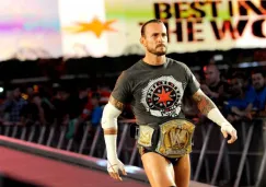 CM Punk hace su entrada al ring