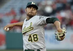 Joakim Soria lanza la pelota en un juego con Oakland Athletics  