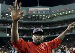 David Ortiz saluda desde el campo en el Fenway Park 