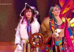 Asuka y Kairi Sane hacen su entrada en SmackDown Live