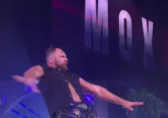 Jon Moxley hace su entrada al ring