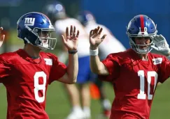 Daniel Jones y Eli Manning en práctica de los Giants