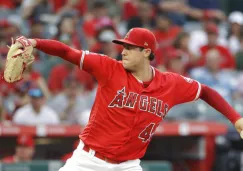 Tyler se alista para lanzar la pelota en juego de los Angelinos 