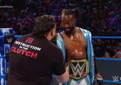 Momento en que Samoa Joe le da la mano a Kofi Kingston