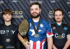 Hungrybox, sosteniendo su cinturón de campeón del CEO 2019