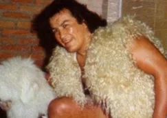 Perro Aguayo posa antes de una lucha