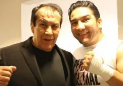 Don Pedro 'Perro Aguayo' posa junto a su hijo