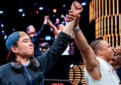 Bonchan levanta el puño en señal de éxito