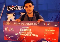 MikeSaftig sostiene su premio tras ganar el Torneo Rival de la LMV