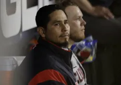 Carlos Carrasco observa un juego de Cleveland Indians