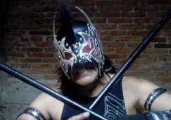 Anarquía Punk posa con su equipamiento de lucha libre 