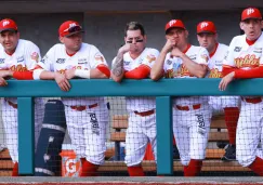 Jugadores de los Diablos Rojos observan el duelo