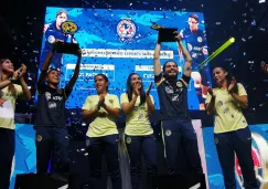 Cuernoasti y Jack Package levantan su trofeo de campeones junto a las jugadoras del América Femenil