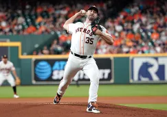 Verlander lanza la bola en un juego de los Astros