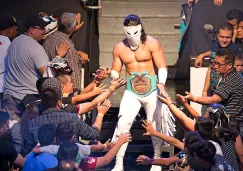 Bandido hace su entrada al ring con Triple A