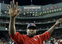 David Ortiz saluda desde el campo en el Fenway Park