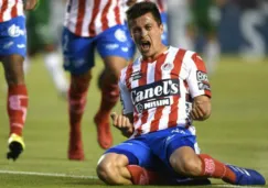 Fernando Madrigal festeja un gol con el Atlético San Luis 