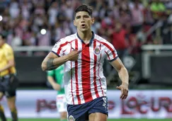 Alan Pulido festeja un gol con Chivas